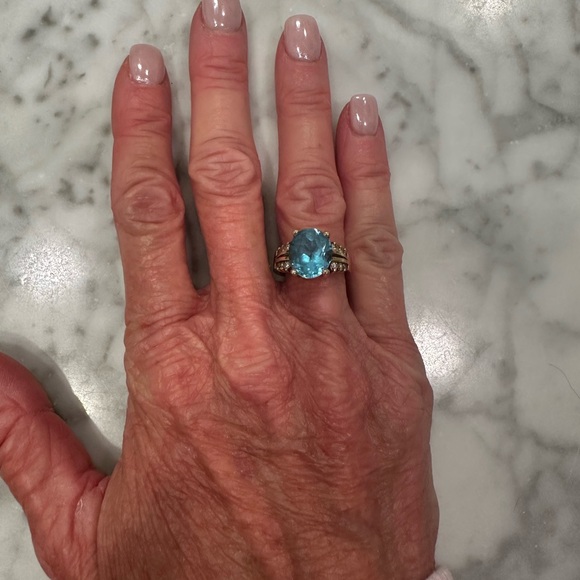 10K Blue Topaz and diamond cocktail ring - Picture 5 of 6